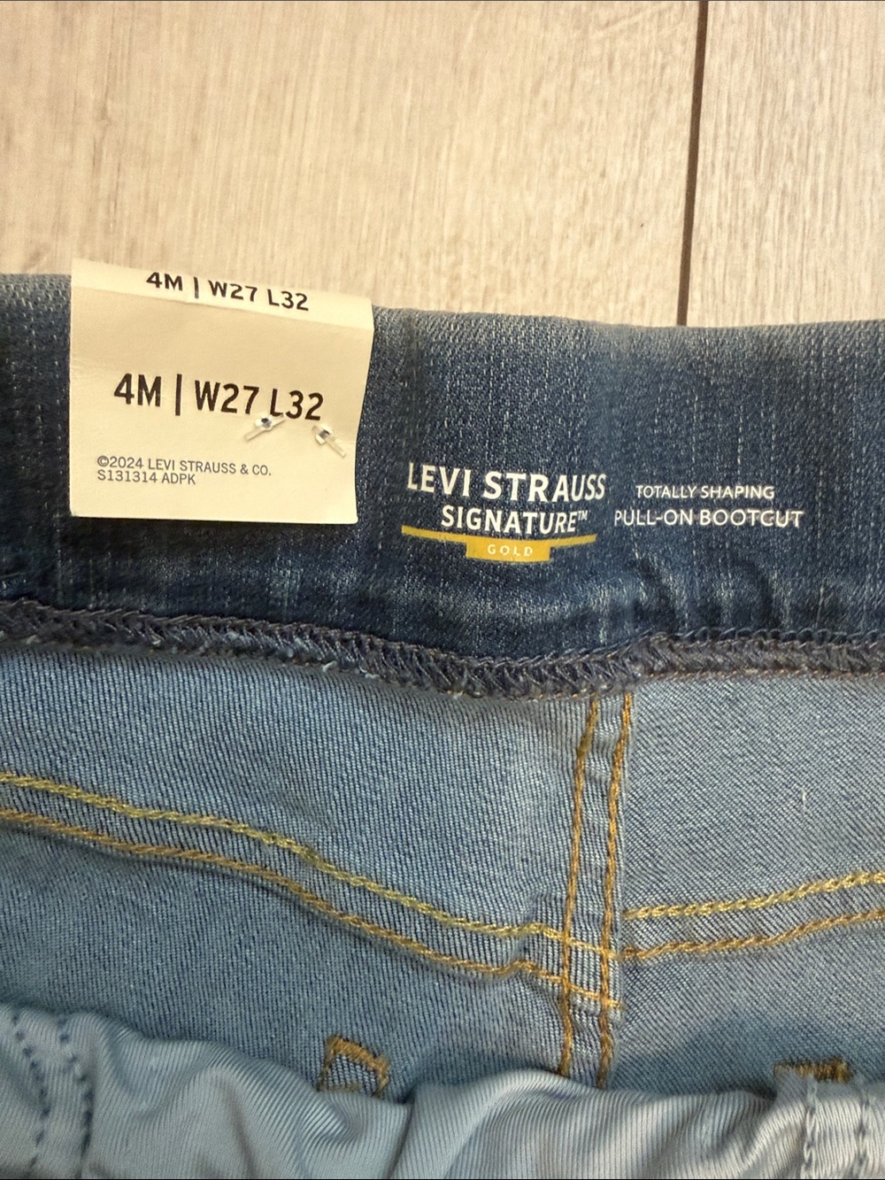 LEVI STRAUSS SIGNATURE GOLD Totally Shaping Blue Stretch Bootcut Jeans, 4/27”w - Picture 3 of 4